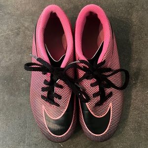 Kids 1.5Y Nike Soccer Cleats